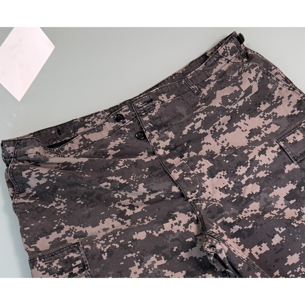 Rothco Brand BDU Cargo Shorts Mens 42x10 Gray &‎ Black Digital Camo Pattern